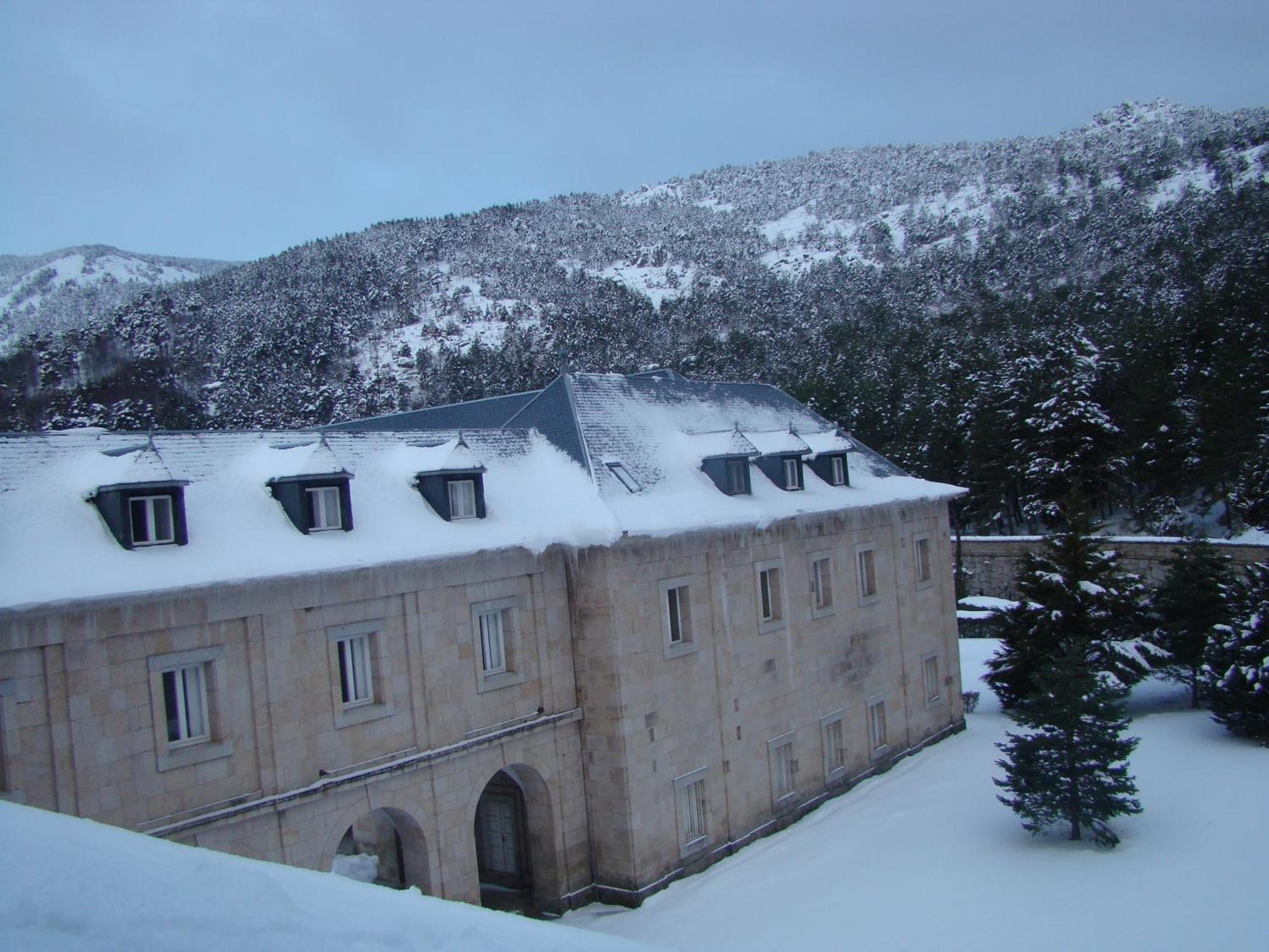 Hospederia Santa Cruz Otel San Lorenzo de El Escorial Dış mekan fotoğraf
