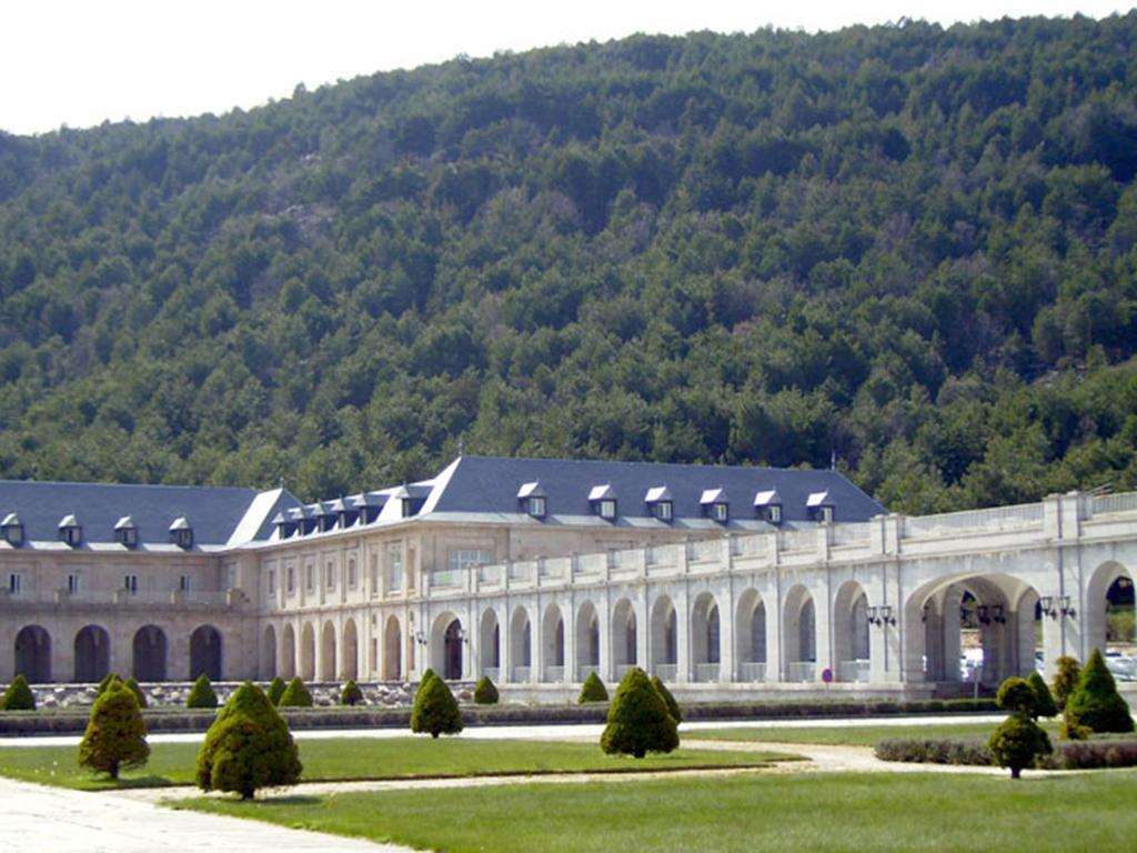 Hospederia Santa Cruz Otel San Lorenzo de El Escorial Dış mekan fotoğraf